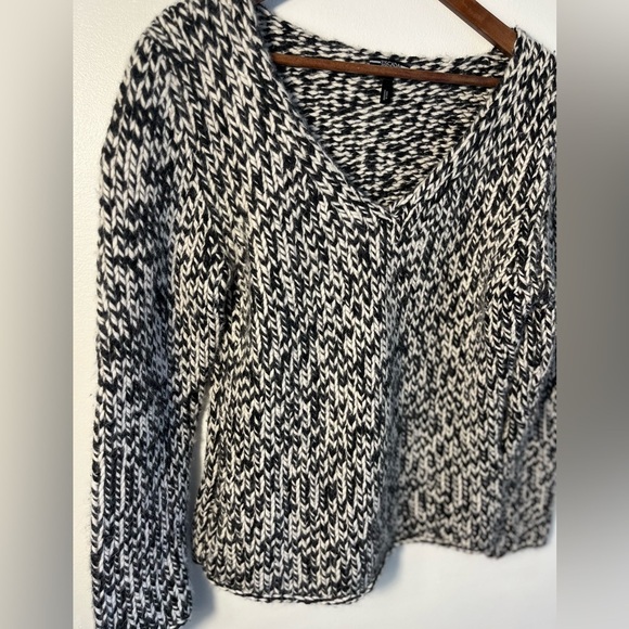 ESCADA SPORT Chunky Knit sweater LARGE Wool Angora Black & white V-neck - Picture 6 of 8
